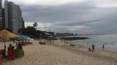 Uma praia em ou perto do apartamento