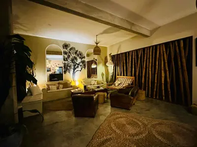 Uma área de estar em Chill Mango