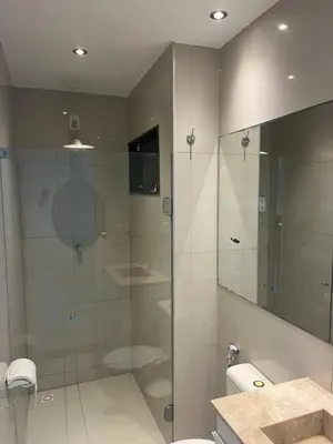 Uma casa de banho em Vizinho dos Parapente - Novo Luxo apartamento