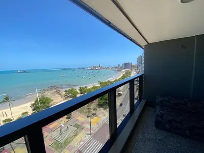 Uma vista do mar geral ou uma vista do mar a partir do apartamento