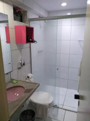 Uma casa de banho em Flat Simples na Praia de Iracema