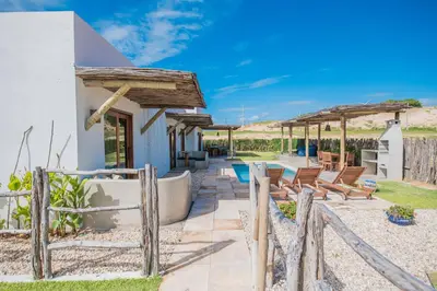 Um jardim no exterior de The Coral Beach Resort by Atlantica