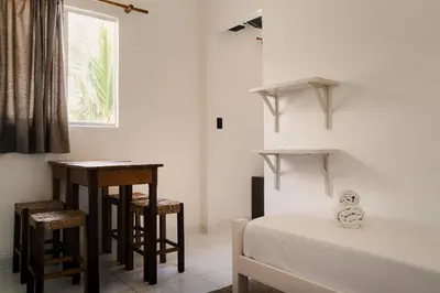 Uma cama ou camas num quarto em Jeri Suites accommodation