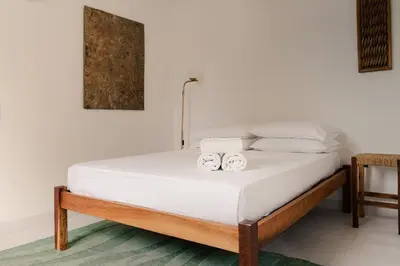 Uma cama ou camas num quarto em Jeri Suites accommodation