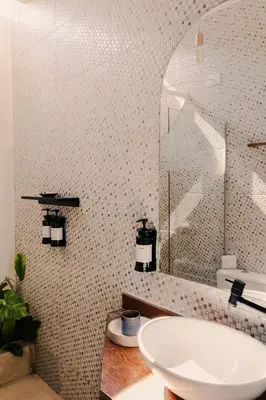 Uma casa de banho em Jeri Suites accommodation