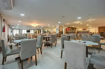 Um restaurante ou outro lugar para comer em Hotel da Villa