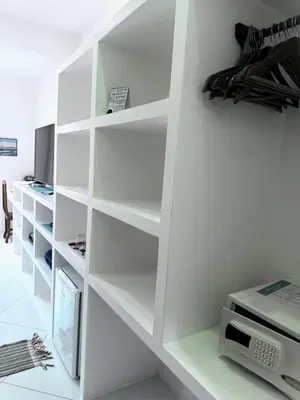Uma televisão e/ou sistema de entretenimento em Pousada Caminho da Praia