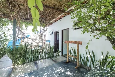 Um jardim no exterior de Casa Nomade