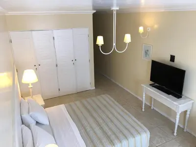 Uma televisão e/ou sistema de entretenimento em Hotel Montenegro Guaramiranga