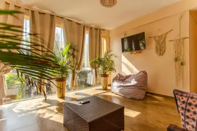 Uma televisão e/ou sistema de entretenimento em Pousada Dharma