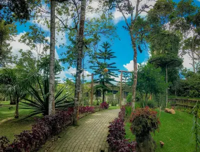 Um jardim no exterior de Hotel Vale das Nuvens