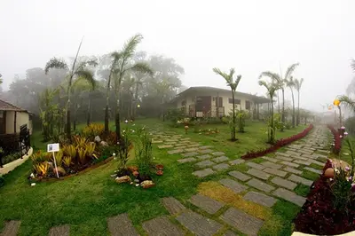 Um jardim no exterior de Hotel Vale das Nuvens