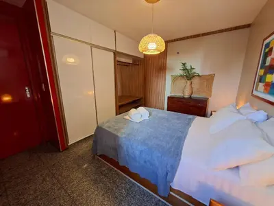 Uma cama ou camas num quarto em Flat Atlântico Meireles by Escala