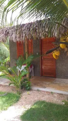Um jardim no exterior de Beach Chalet Preá