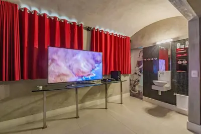 Uma televisão e/ou sistema de entretenimento em Spa urbano Motel Adult Only