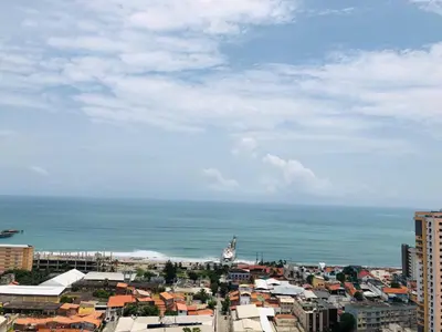 Uma vista do mar geral ou uma vista do mar a partir do apartamento