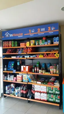 Um supermercado ou outras lojas no apartamento ou nas proximidades
