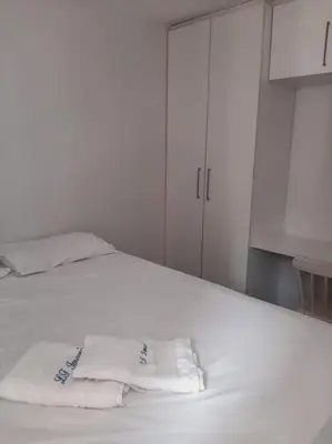 Uma cama ou camas num quarto em Terrço do Atlântico 2 quats Beira Mar