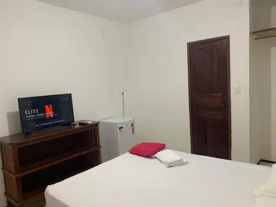 Uma cama ou camas num quarto em CAMA & CAFÉ BED & BREAKFAST HOSPEDARIA MORRO BRANCO 3 MIN A PÉ DAS FALÉSIAs 2 QUADRAS DA PRAIA 1 QUADRA DO MIRANTE & FEIRINHA