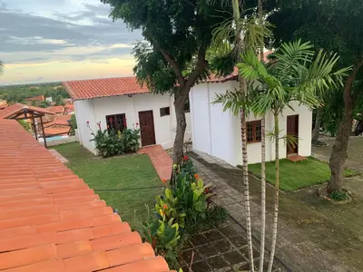 Um jardim no exterior de CAMA & CAFÉ BED & BREAKFAST HOSPEDARIA MORRO BRANCO 3 MIN A PÉ DAS FALÉSIAs 2 QUADRAS DA PRAIA 1 QUADRA DO MIRANTE & FEIRINHA