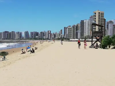 Uma praia em ou perto do apartamento