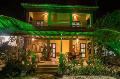 Um jardim no exterior de Chalé Sinfonia do Mar - Vista Paradisíaca