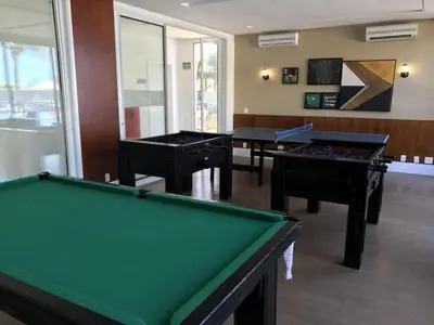 Uma mesa de bilhar em Apartamento Completo no Beach Living Porto das Dunas - Apto Luxo