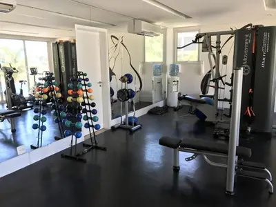 O centro de fitness e/ou as comodidades de fitness de Apartamento Completo no Beach Living Porto das Dunas - Apto Luxo