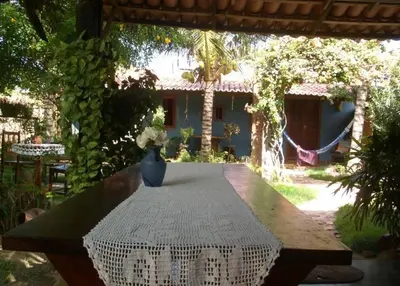 Um jardim no exterior de Pousada Bangalô