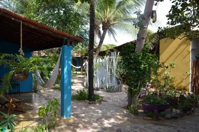 Um jardim no exterior de Pousada Bangalô