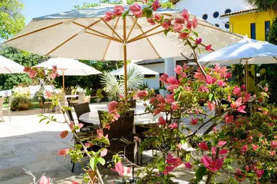 Um jardim no exterior de Refúgios Parajuru