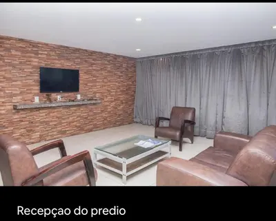 Uma televisão e/ou sistema de entretenimento em Excelente apto 2 quartos com vista para mar