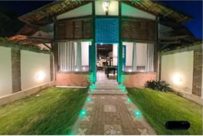 Um jardim no exterior de Mansão Rústica 10 Suítes a 150 metros do Mar e Beach Park