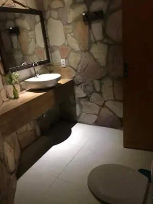 Uma casa de banho em Mansão Rústica 10 Suítes a 150 metros do Mar e Beach Park