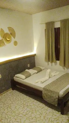 Uma cama ou camas num quarto em Mansão Rústica 10 Suítes a 150 metros do Mar e Beach Park
