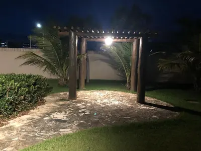 Um jardim no exterior de Mansão Memphis 10 Suítes a 150 metros do Mar e Beach Park