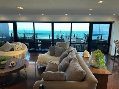 Uma área de estar em Solar Beach Front
