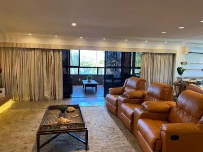 Uma área de estar em Solar Beach Front