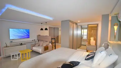 Uma televisão e/ou sistema de entretenimento em Seaflats Iate Plaza Hotel
