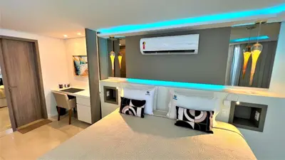 Uma cama ou camas num quarto em Seaflats Iate Plaza Hotel