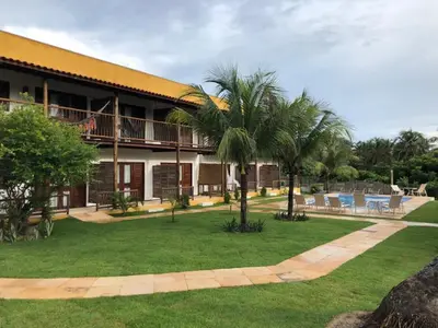 Um jardim no exterior de Villa Aurora