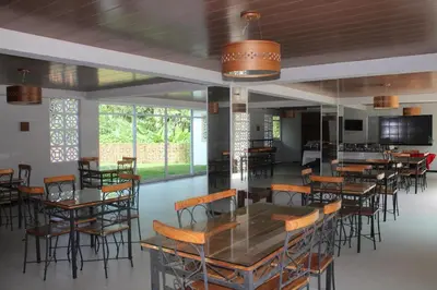 Um restaurante ou outro lugar para comer em HOTEL CANTINHO DAS FLORES