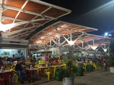 Um restaurante ou outro lugar para comer em Flat Beira Mar Golden Fortaleza