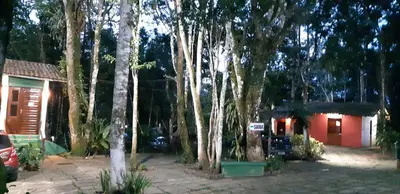 Um jardim no exterior de Pousada de serra TUTUCA