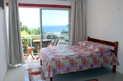 Uma cama ou camas num quarto em Flat com Varanda e Vista Mar