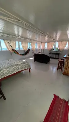 Uma cama ou camas num quarto em Flat com Varanda e Vista Mar