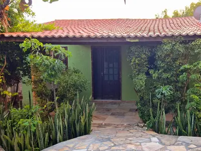 Um jardim no exterior de Casa do Galego no Residência Família