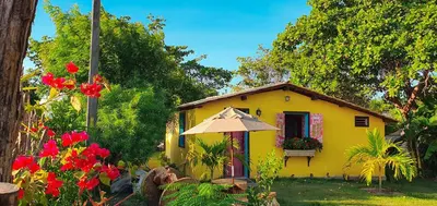Um jardim no exterior de Pousada Quinta da Lagoa Azul