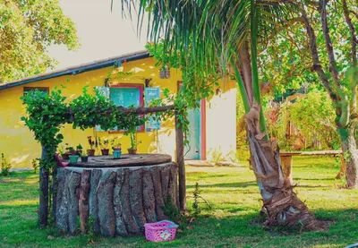 Um jardim no exterior de Pousada Quinta da Lagoa Azul