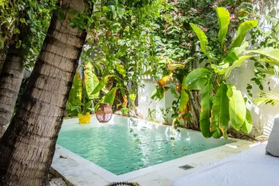 A piscina em ou perto de Chalé da sereia Casa-Hotel-Oásis no centro de jericoacoara